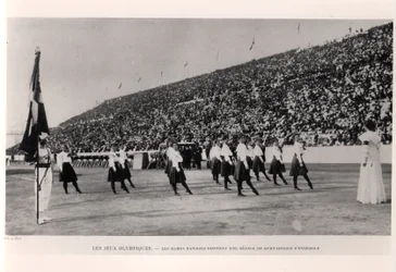 Donne danesi che dimostrano una sessione di ginnastica di gruppo alle Olimpiadi di Atene, da Les Sports Modernes, 1906